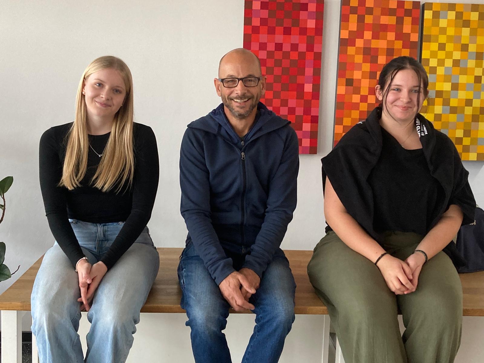 SMV: Vertrauenslehrer Felix Kroschewski, Schülersprecherinnen Maria Schmid und Viktoria Schwarzmann Leider haben wir keinen Alternativtext zu diesem Bild, aber wir arbeiten daran.